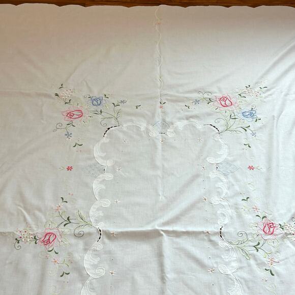 Vintage Embroidered Floral Linen Tablecloth with Scalloped Edges - Picture 3 of 14